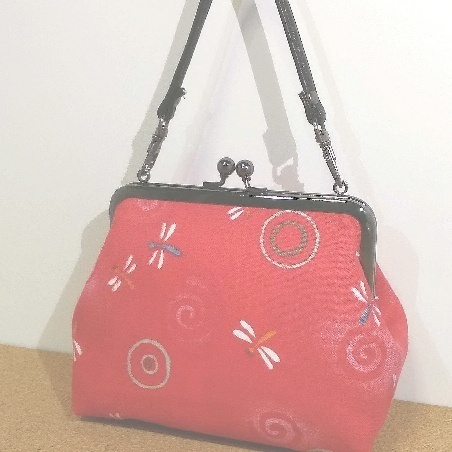 持ち手つきがま口ポーチ　トンボ　赤