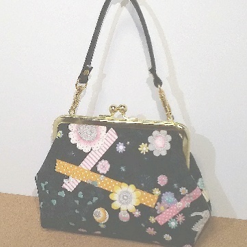 持ち手つきがま口ポーチ　コラージュ　鳩　黒