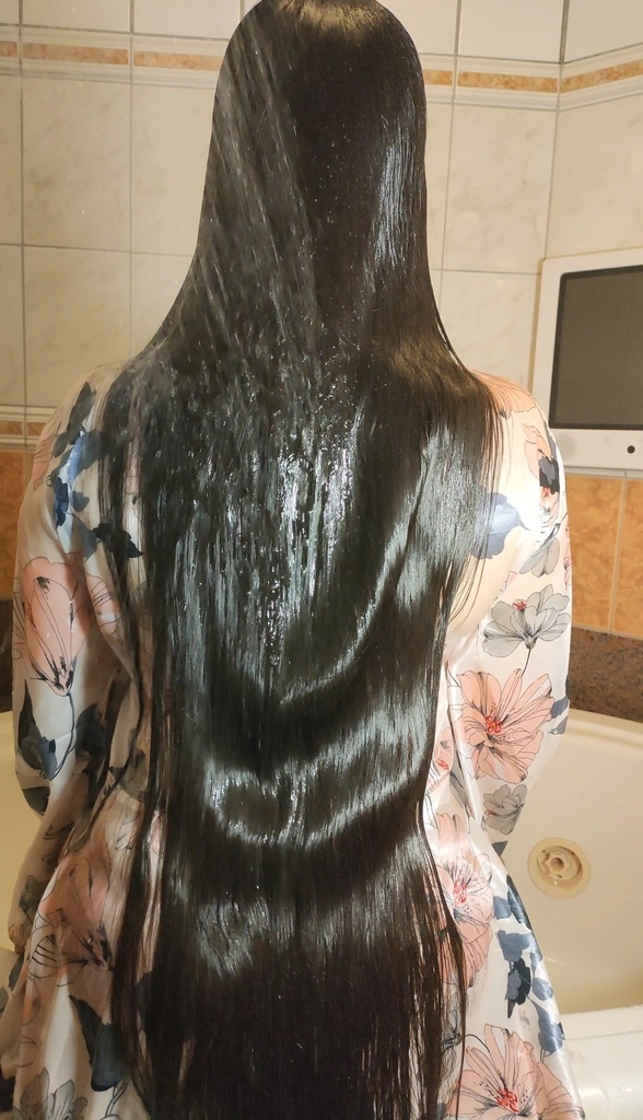 ロングヘアのシャワー濡れ