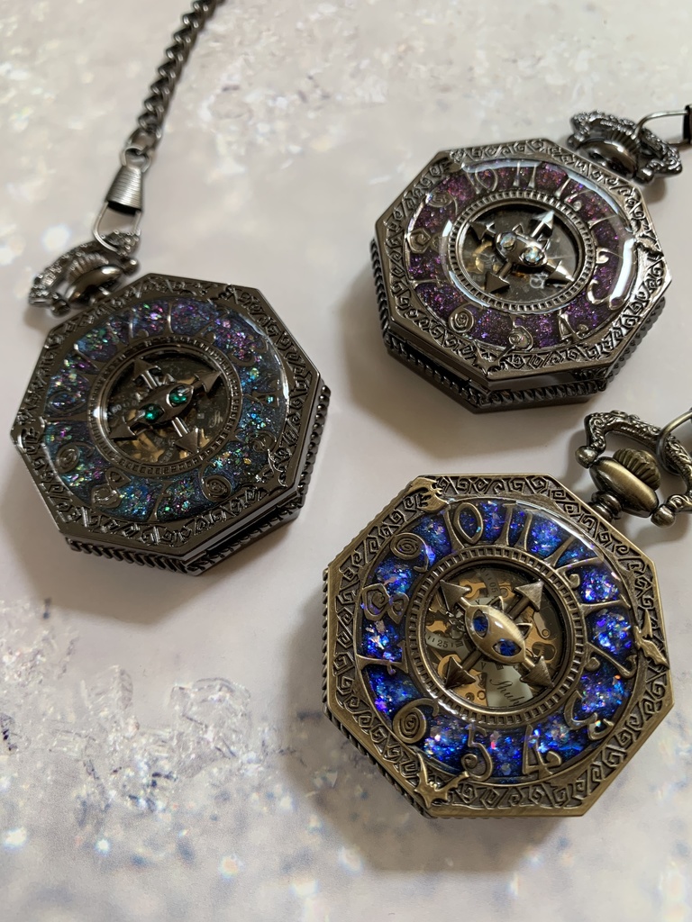 受注再販 装飾手巻き式懐中時計 使い魔