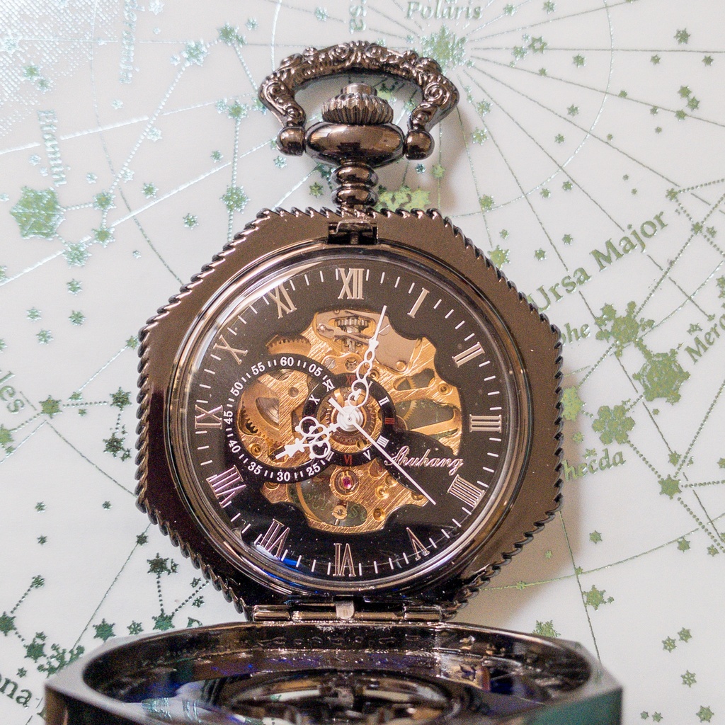 装飾手巻き式懐中時計 赤の使い魔