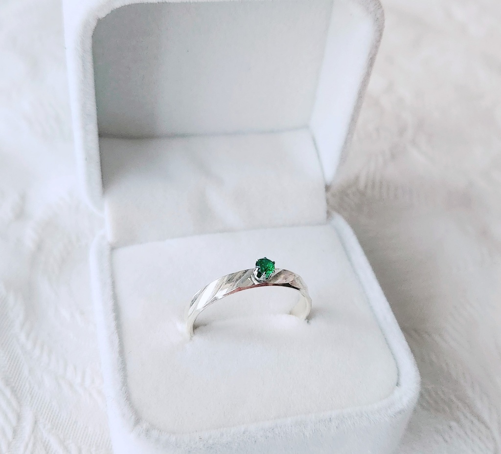 ファーストネーム刻印入り花ポルモチーフリングネックレス