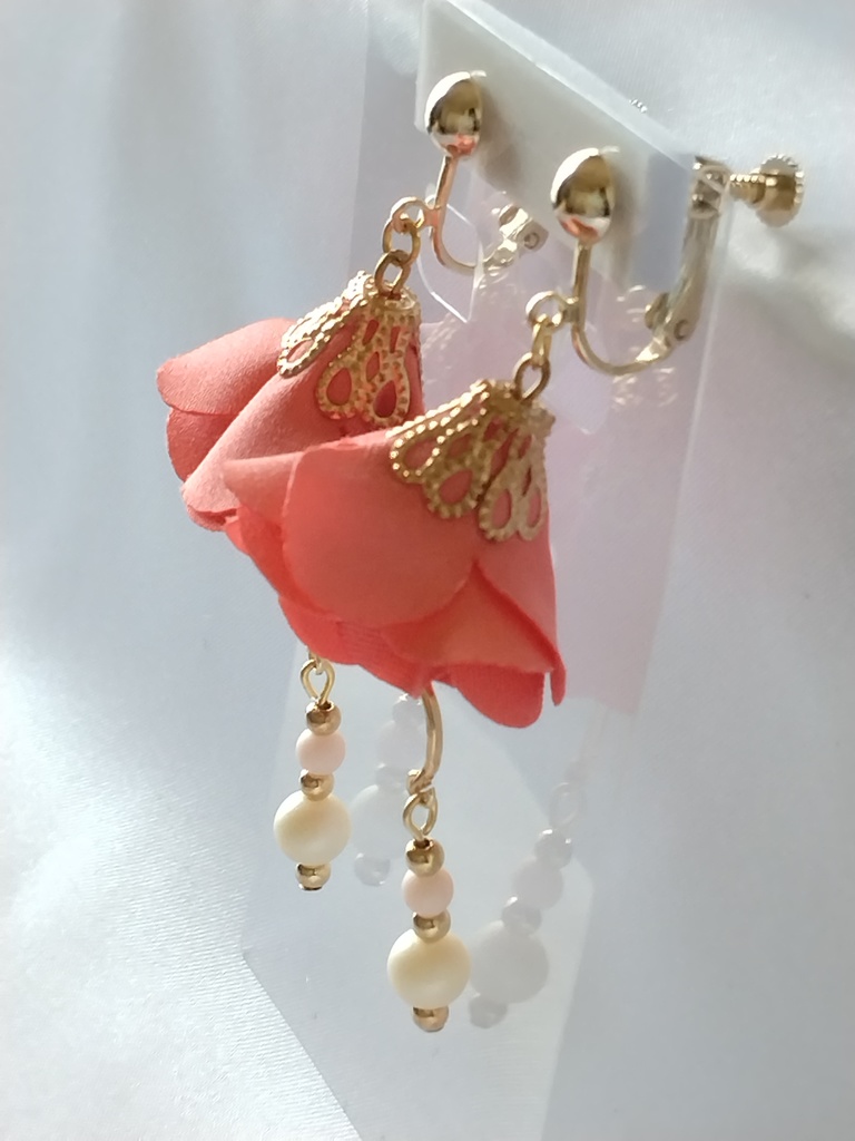 桃色の花のイヤリング
