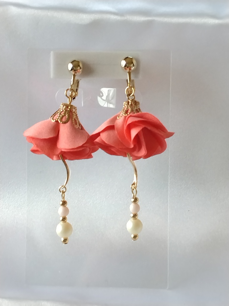桃色の花のイヤリング