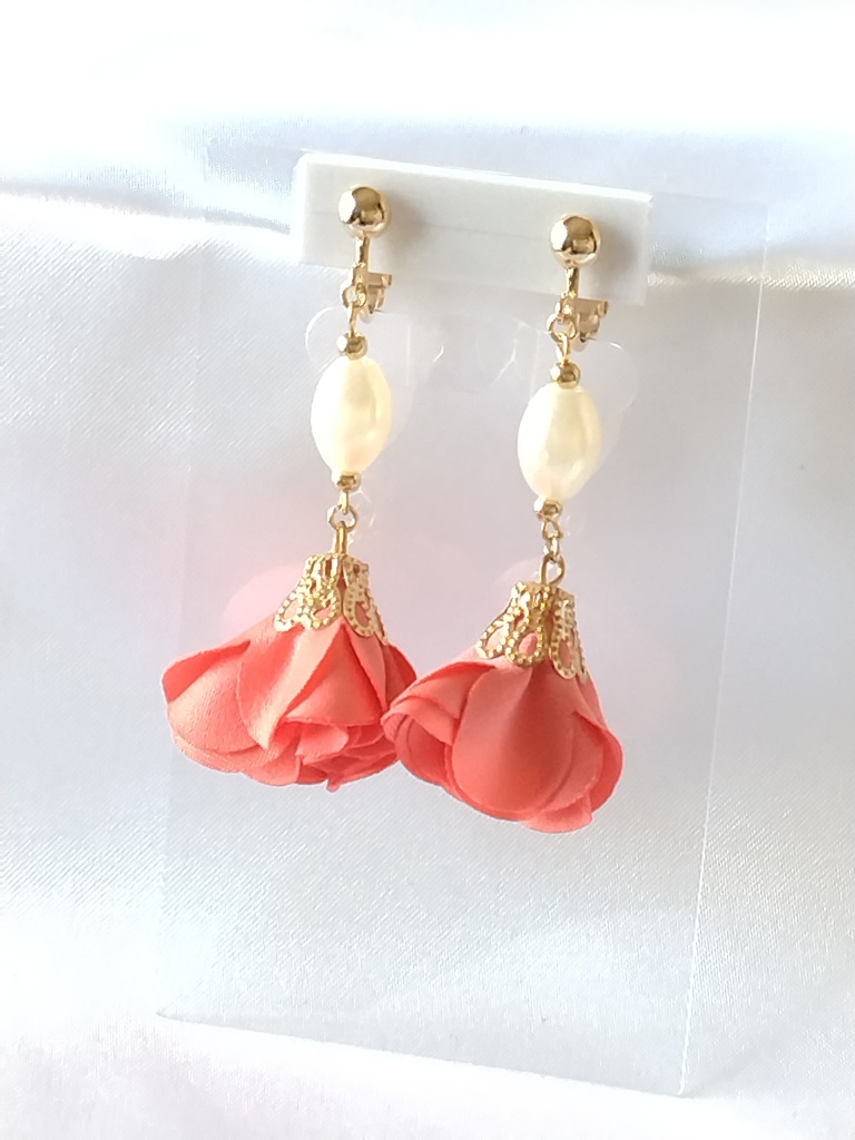 桃色の花とパールのイヤリング