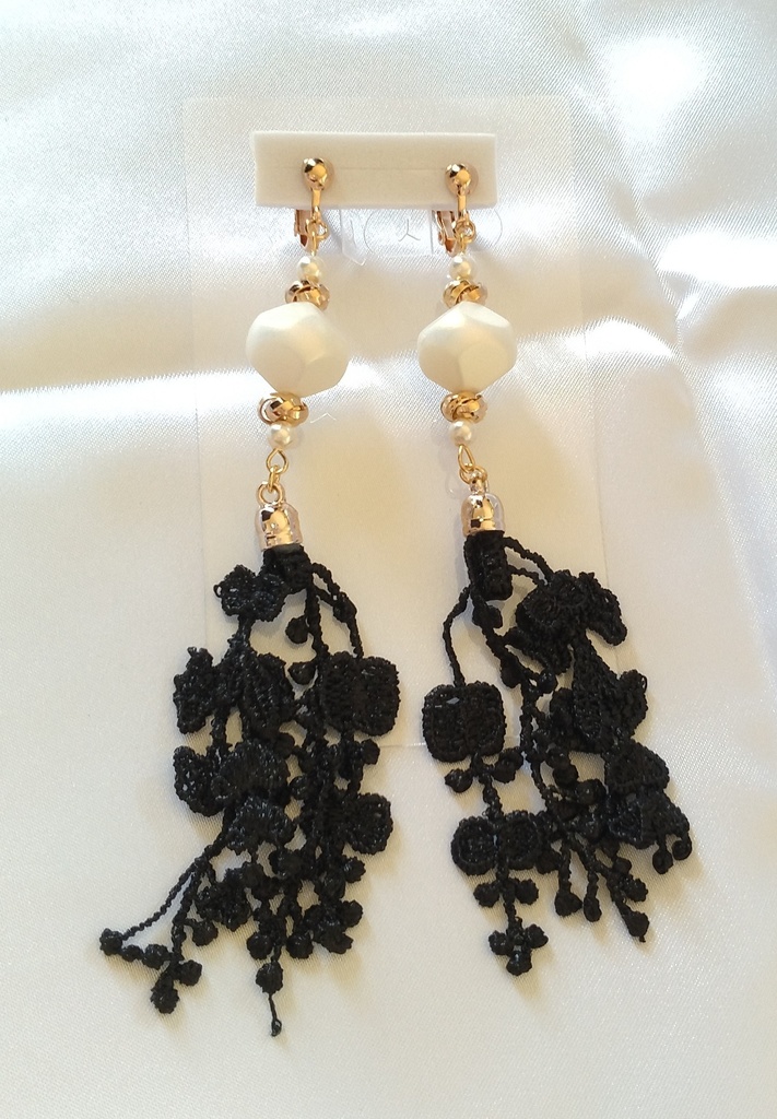黒レースのイヤリング