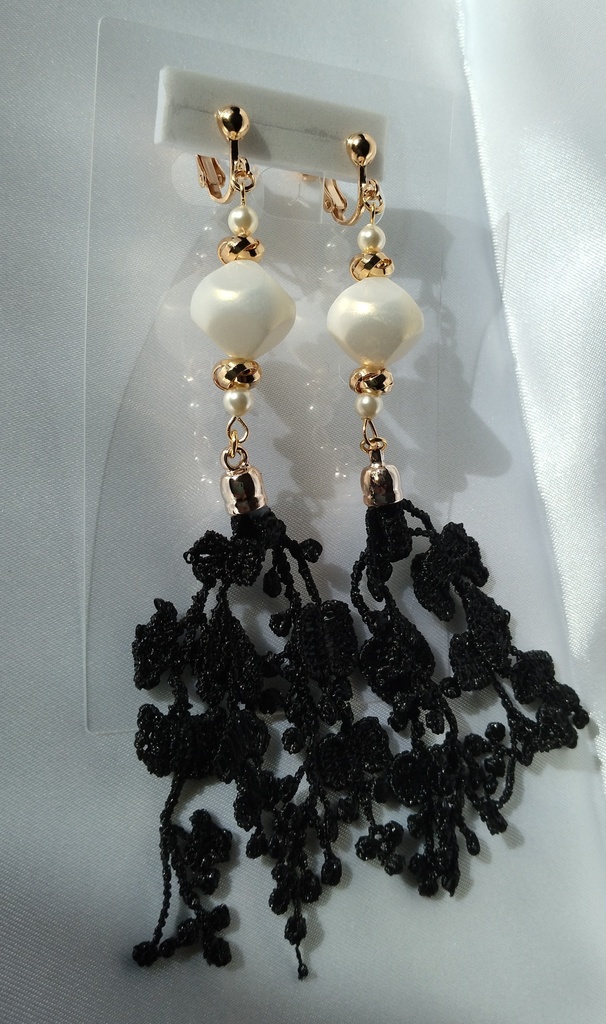 黒レースのイヤリング