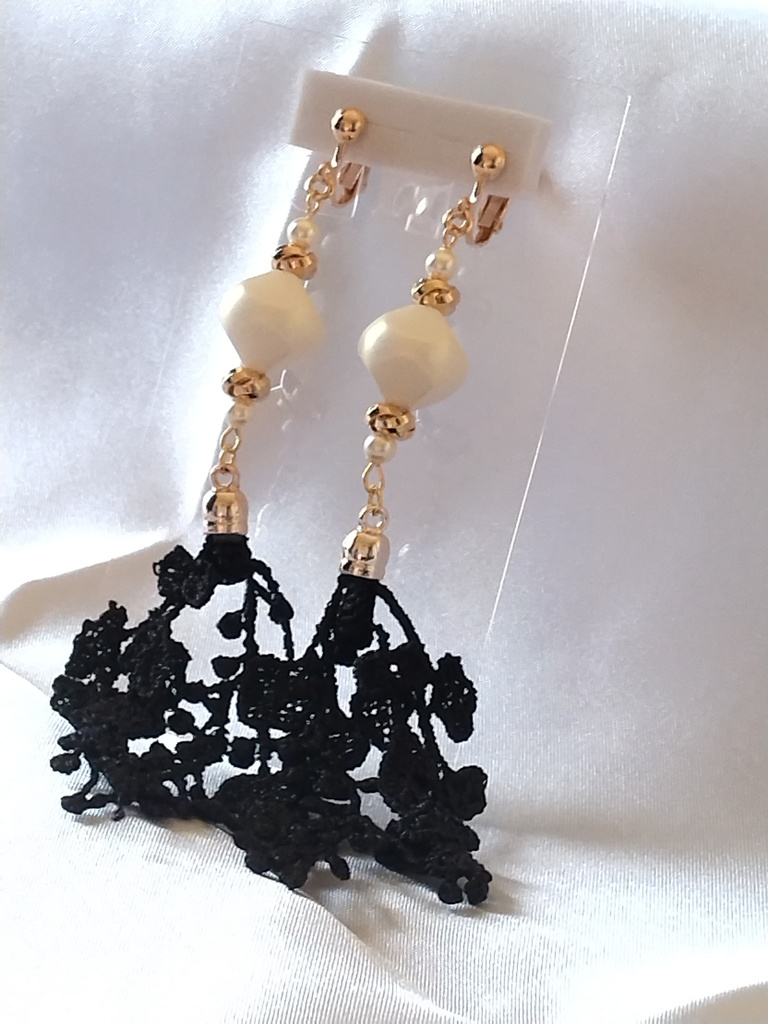 黒レースのイヤリング