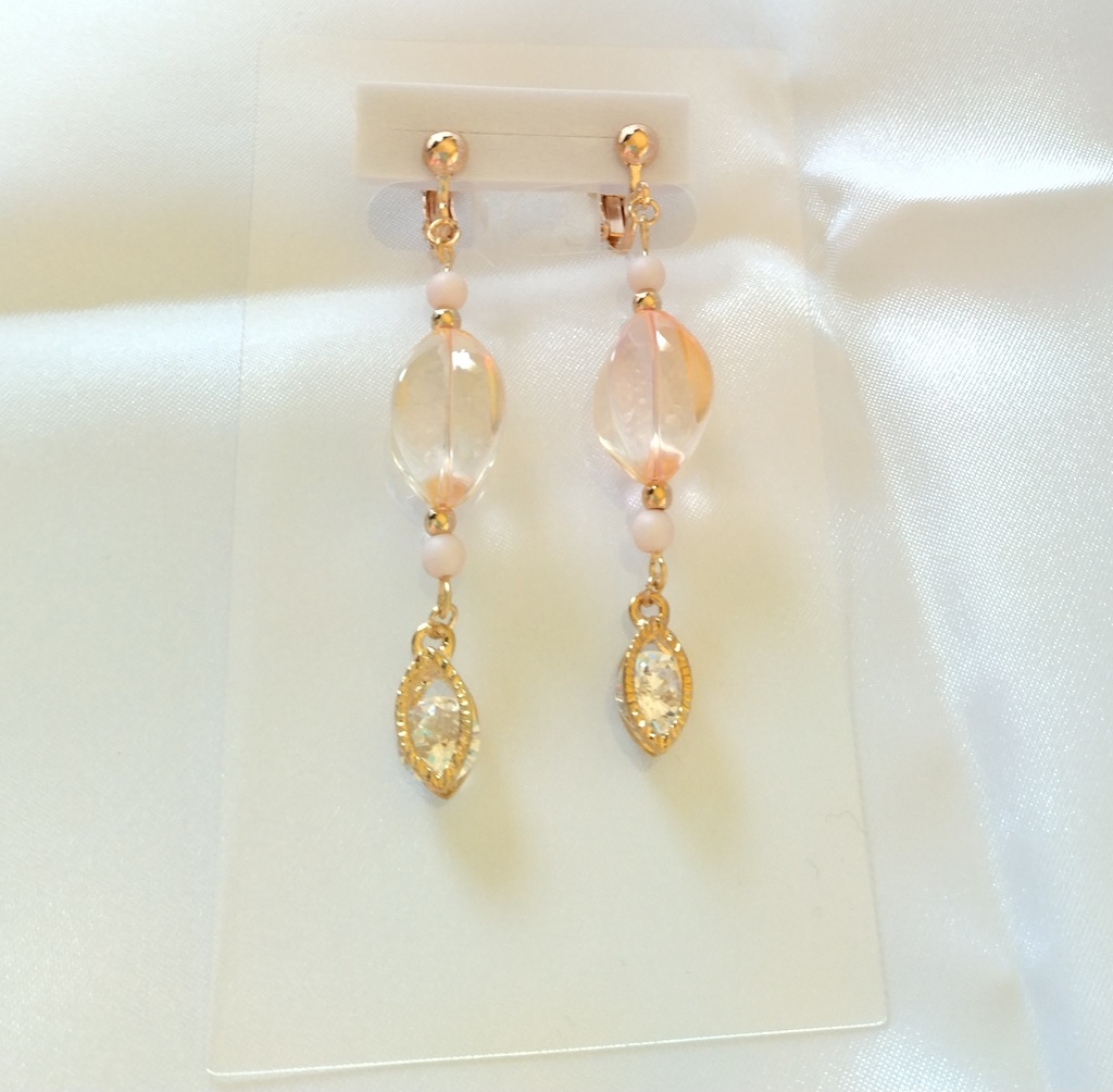薄桃色のイヤリング