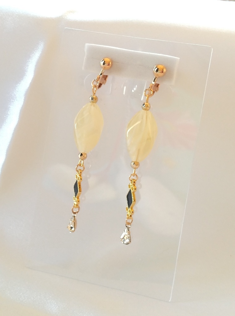 薄レモンのイヤリング
