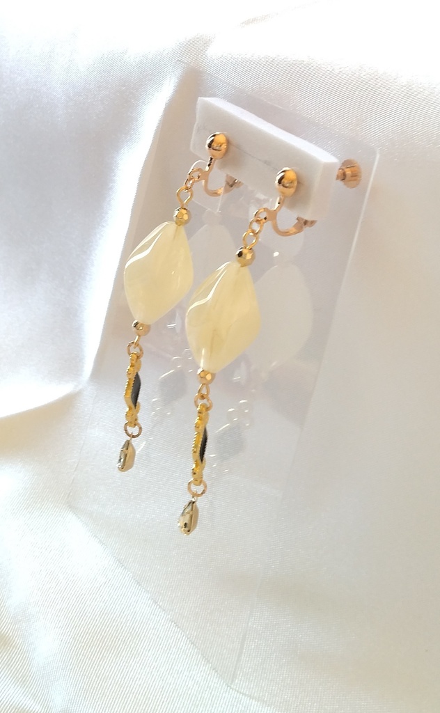 薄レモンのイヤリング