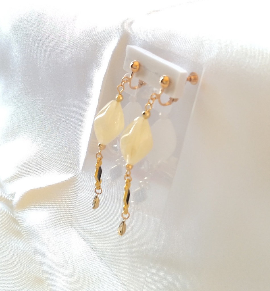 薄レモンのイヤリング
