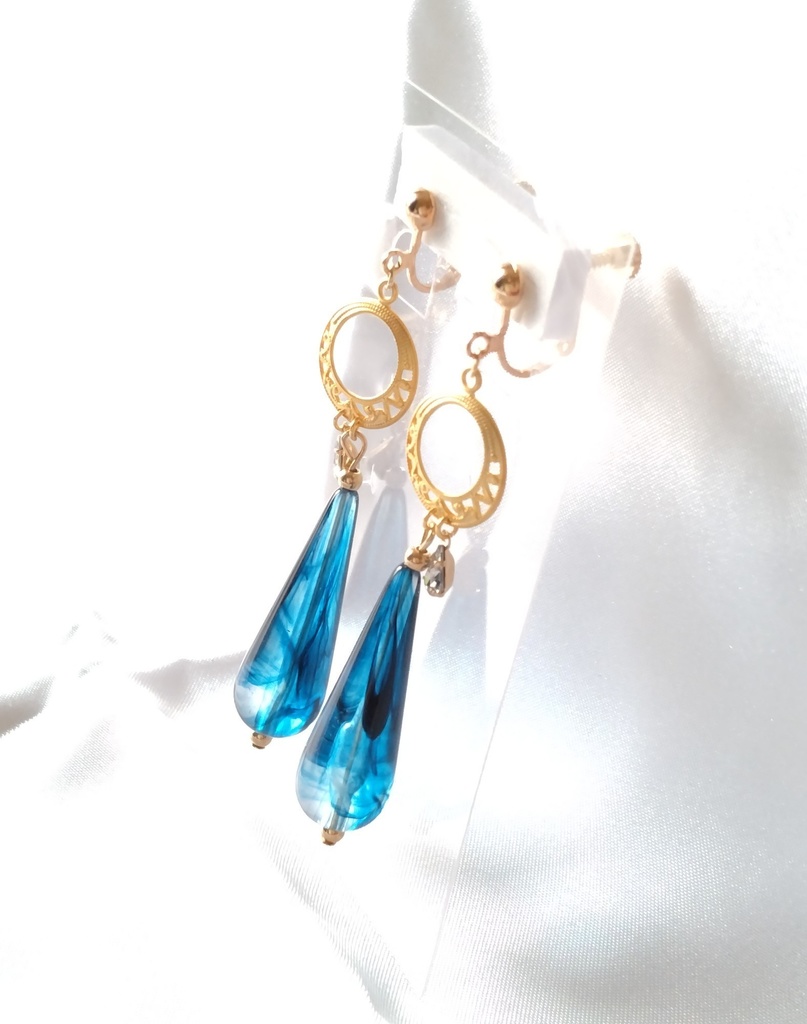 青い雫のイヤリング