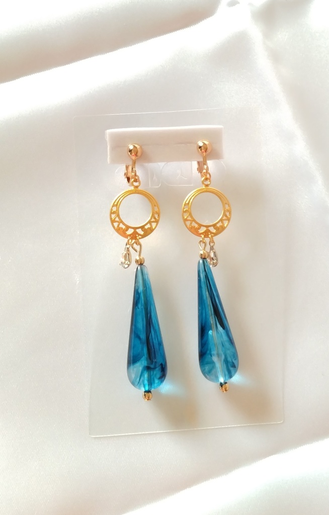 青い雫のイヤリング