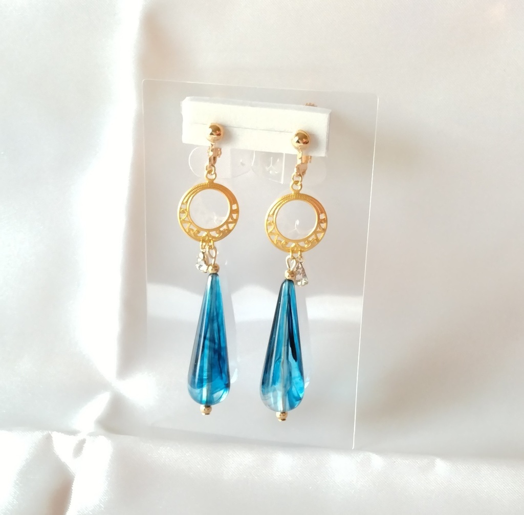 青い雫のイヤリング