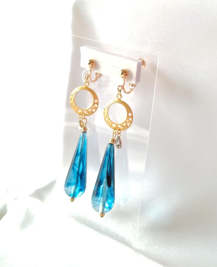 青い雫のイヤリング