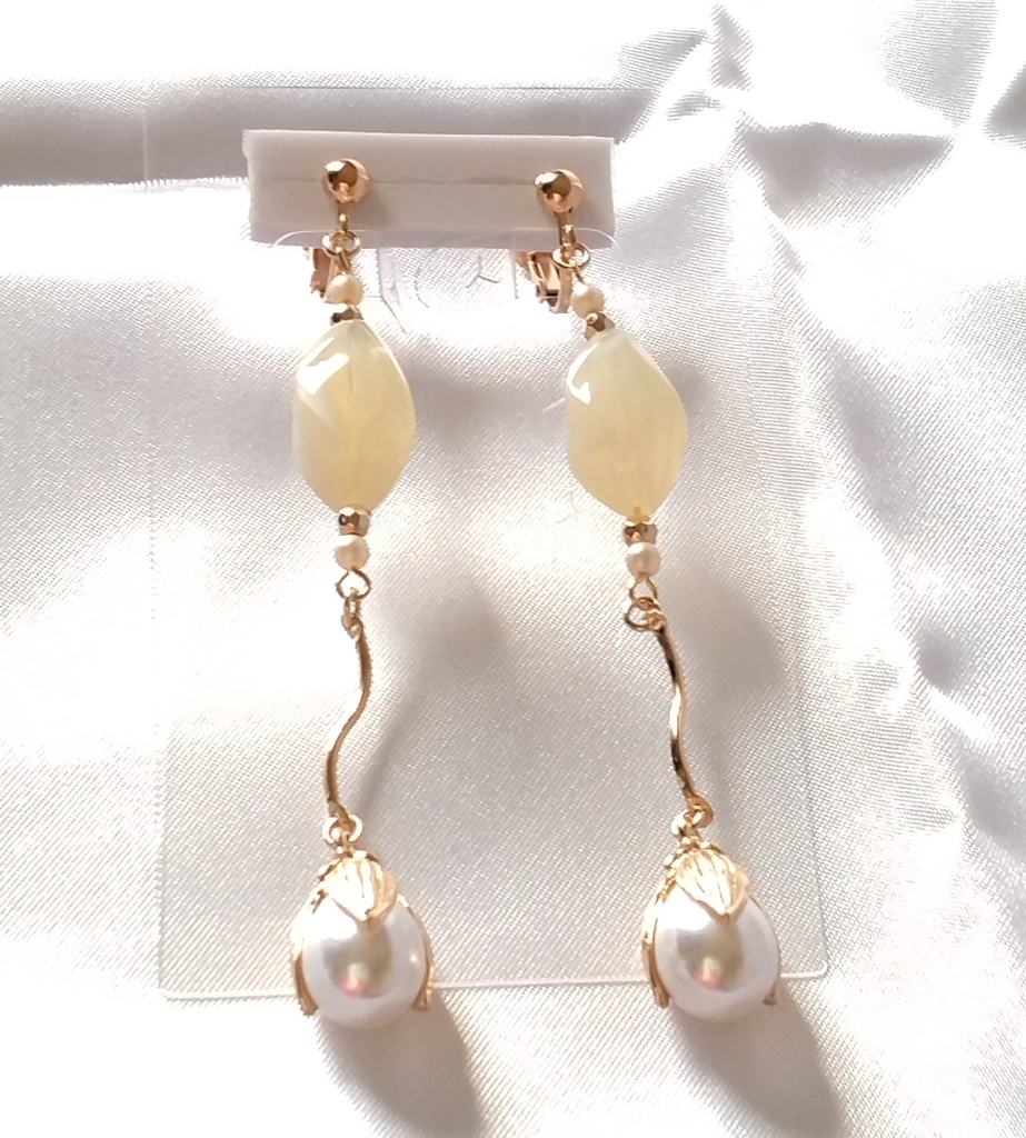 白蕾のイヤリング