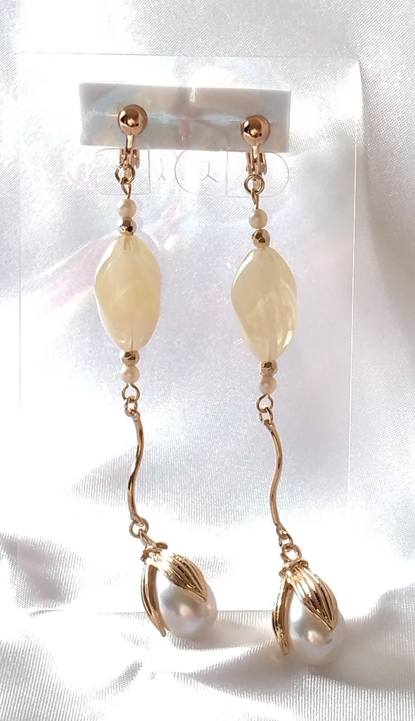 白蕾のイヤリング