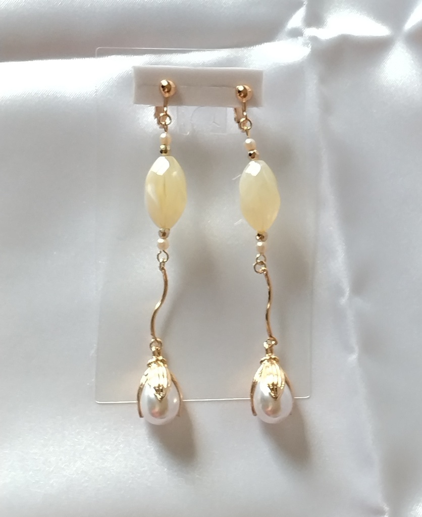 白蕾のイヤリング