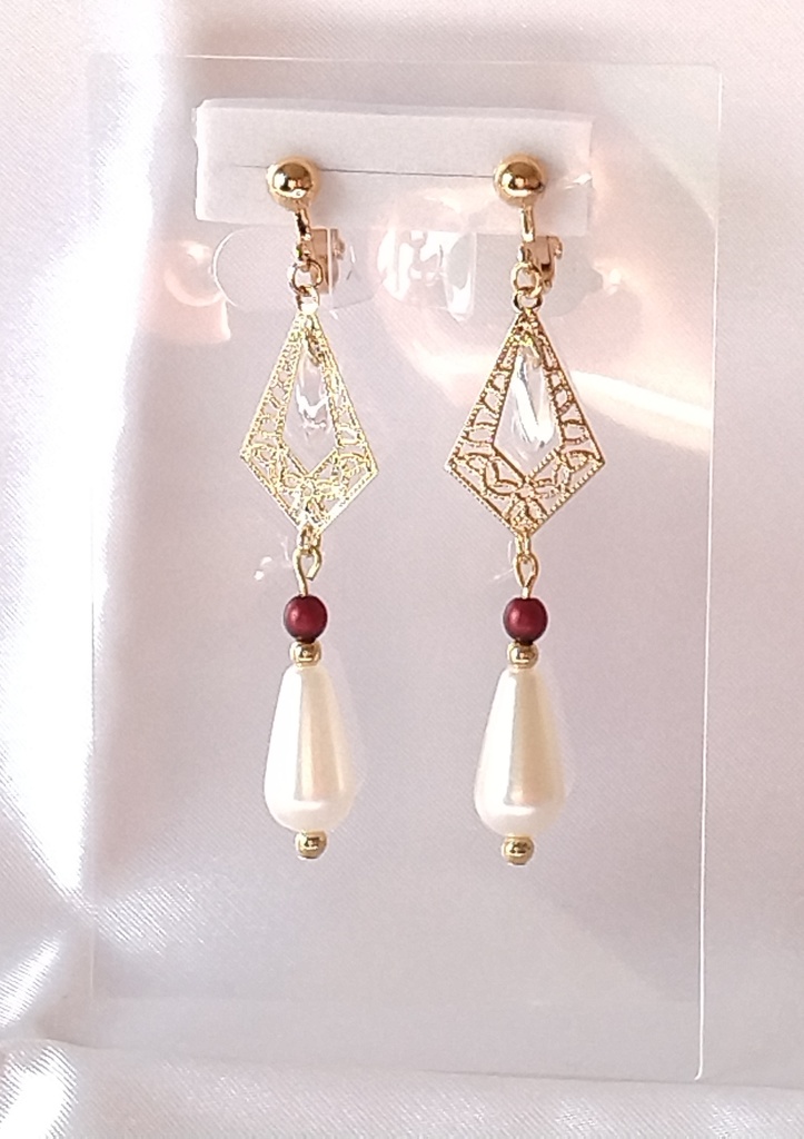 金色透かしと白雫のイヤリング