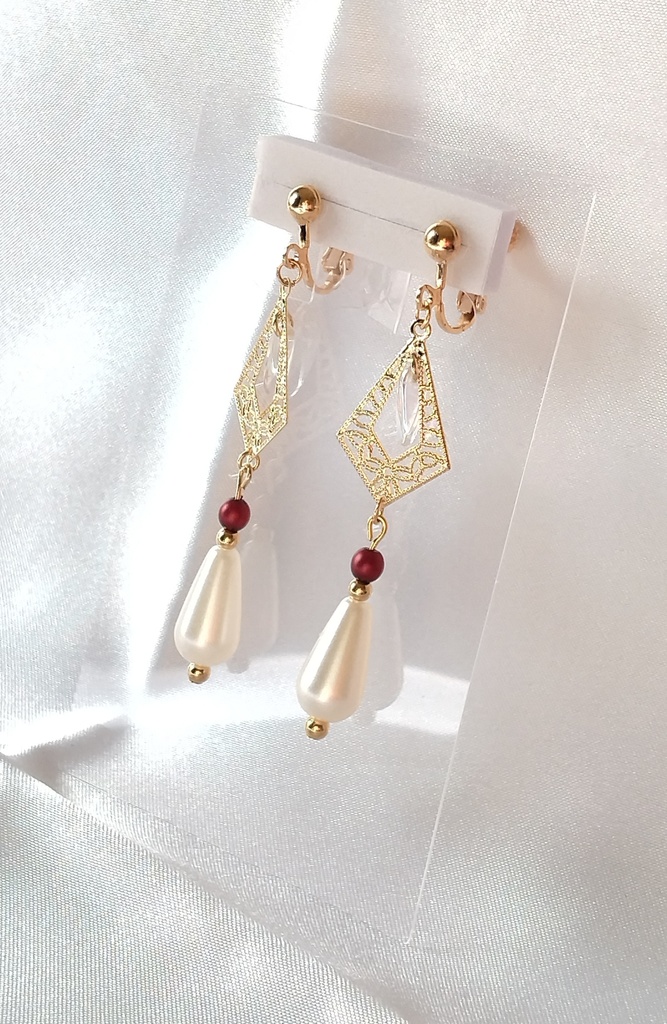 金色透かしと白雫のイヤリング