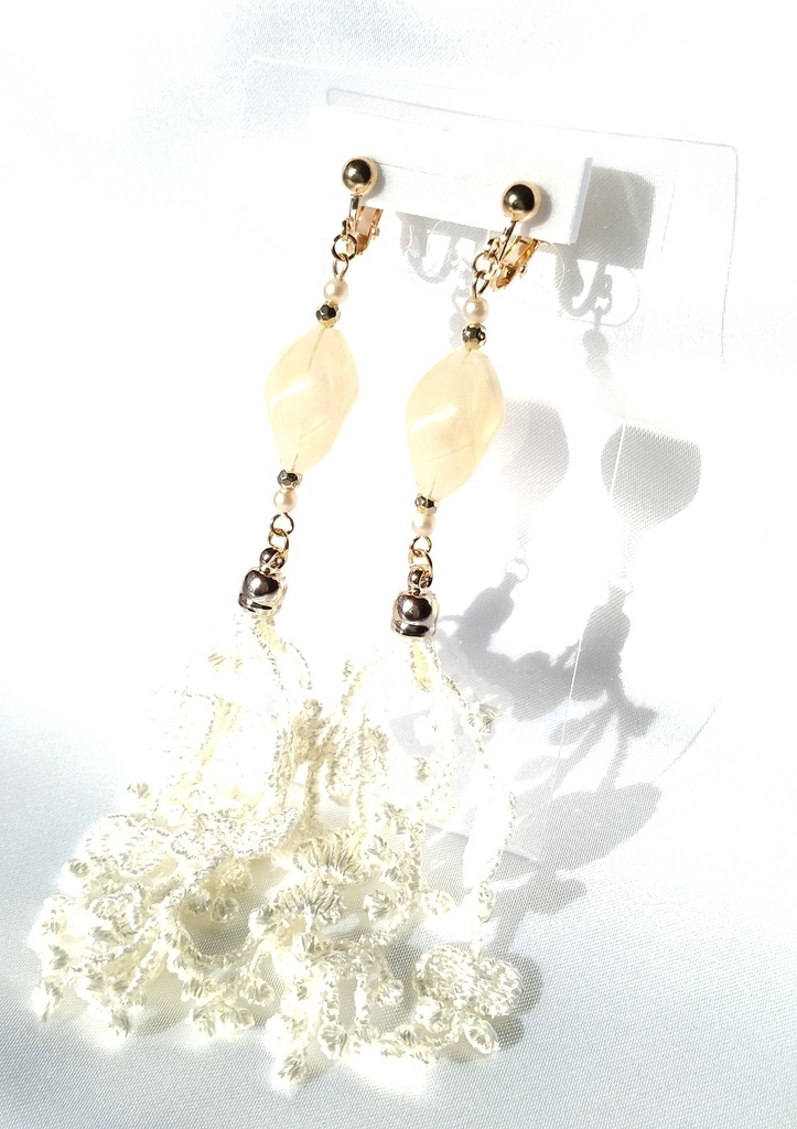 クリームレースのイヤリング