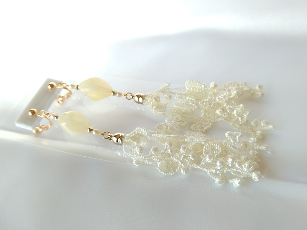 クリームレースのイヤリング