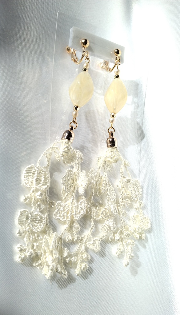 クリームレースのイヤリング