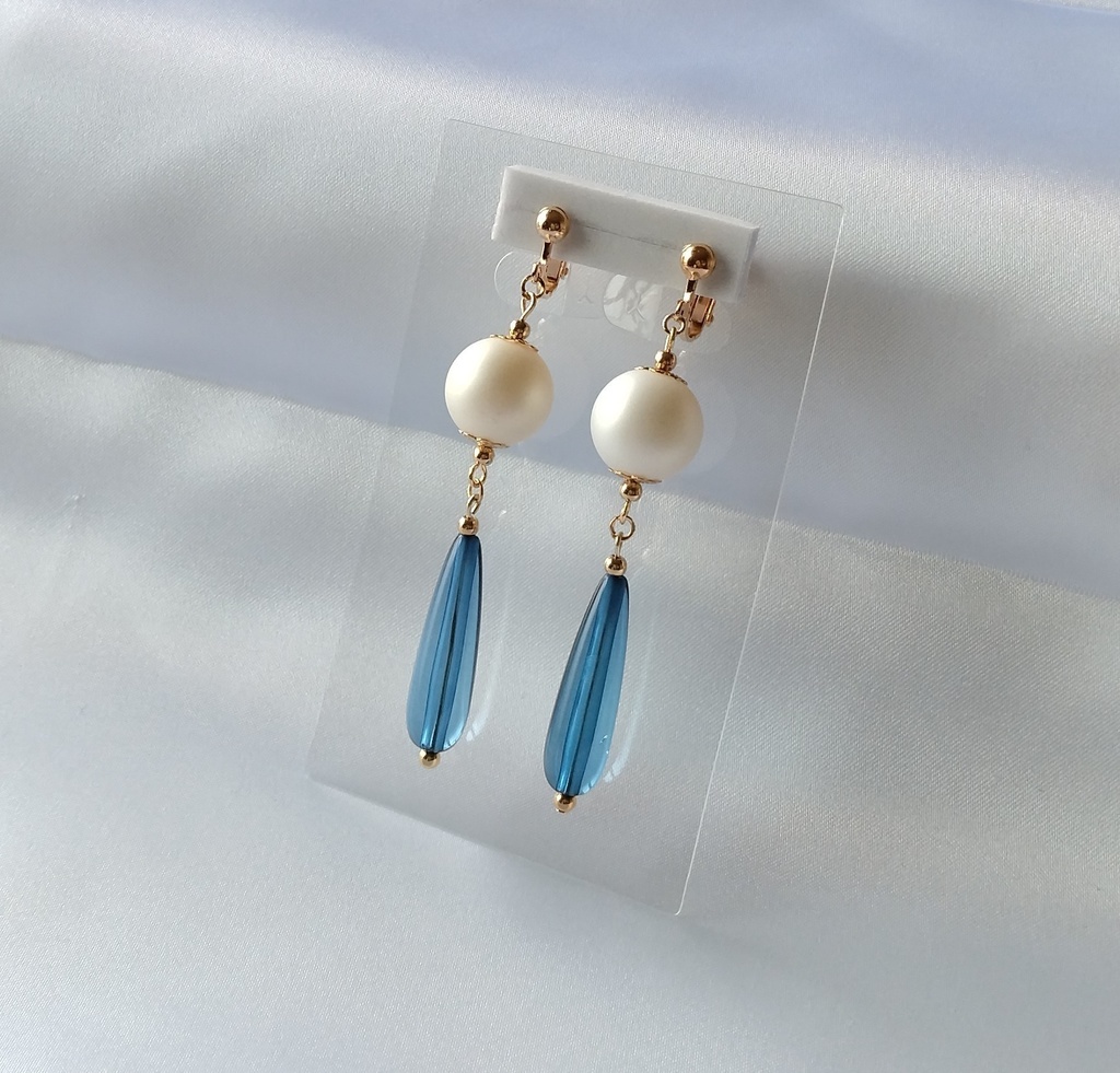 パールビーズと青雫のイヤリング