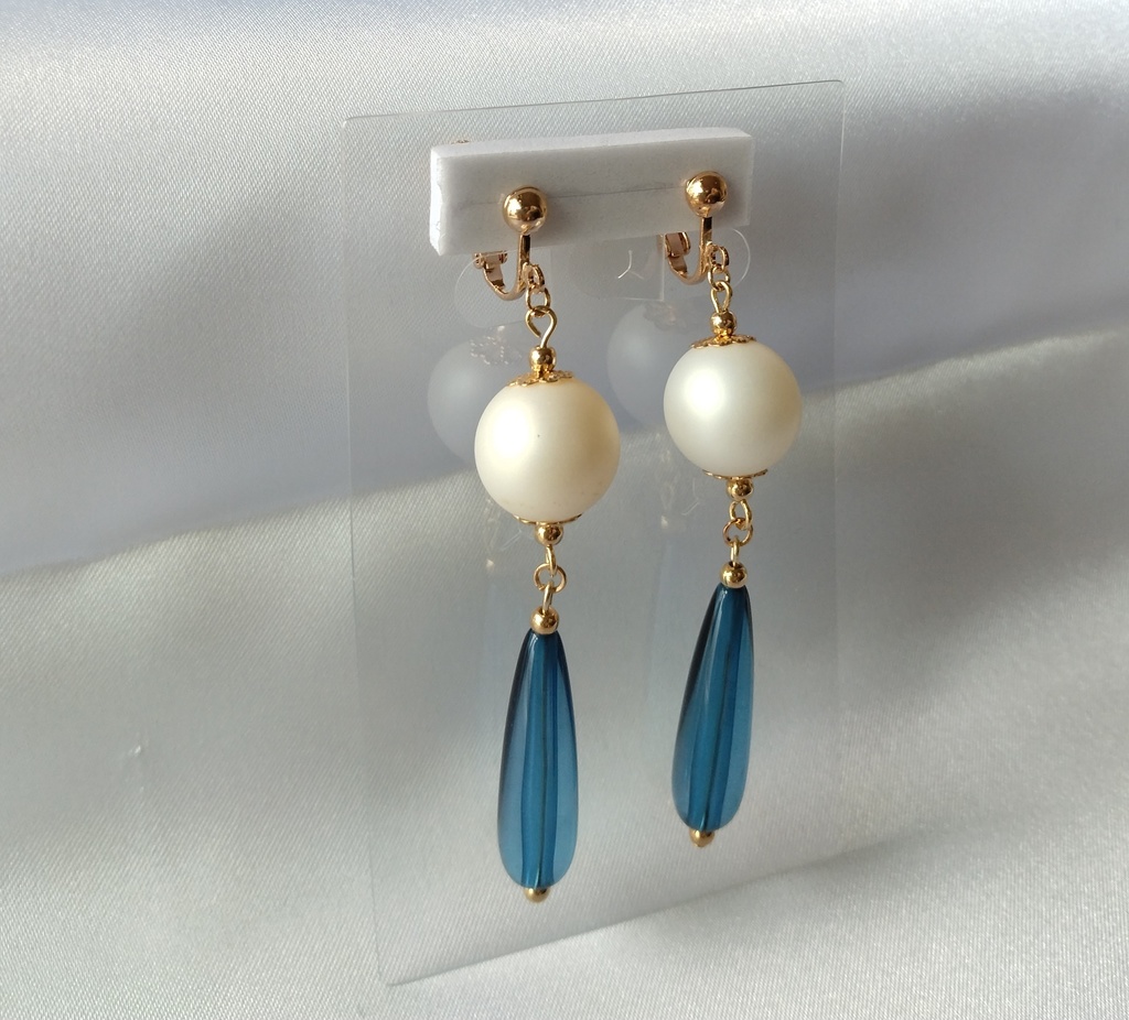 パールビーズと青雫のイヤリング