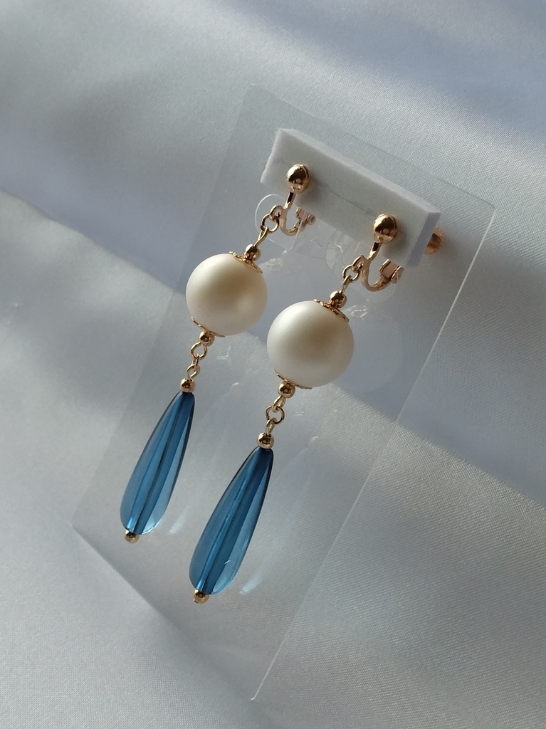 パールビーズと青雫のイヤリング
