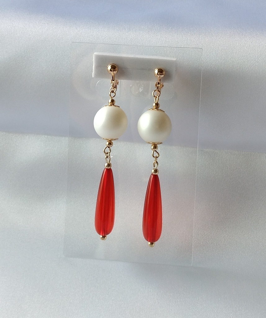 パールビーズと赤雫のイヤリング