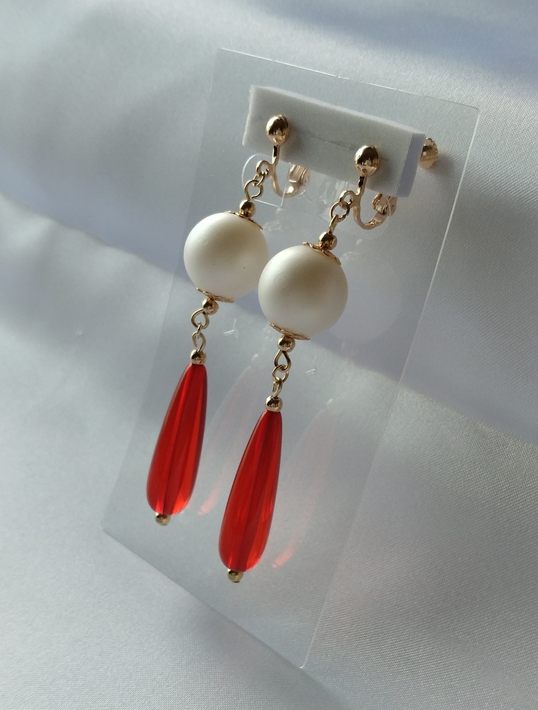 パールビーズと赤雫のイヤリング