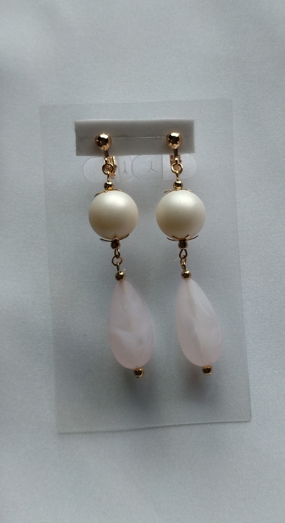 淡桃雫のイヤリング