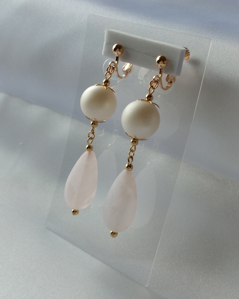 淡桃雫のイヤリング