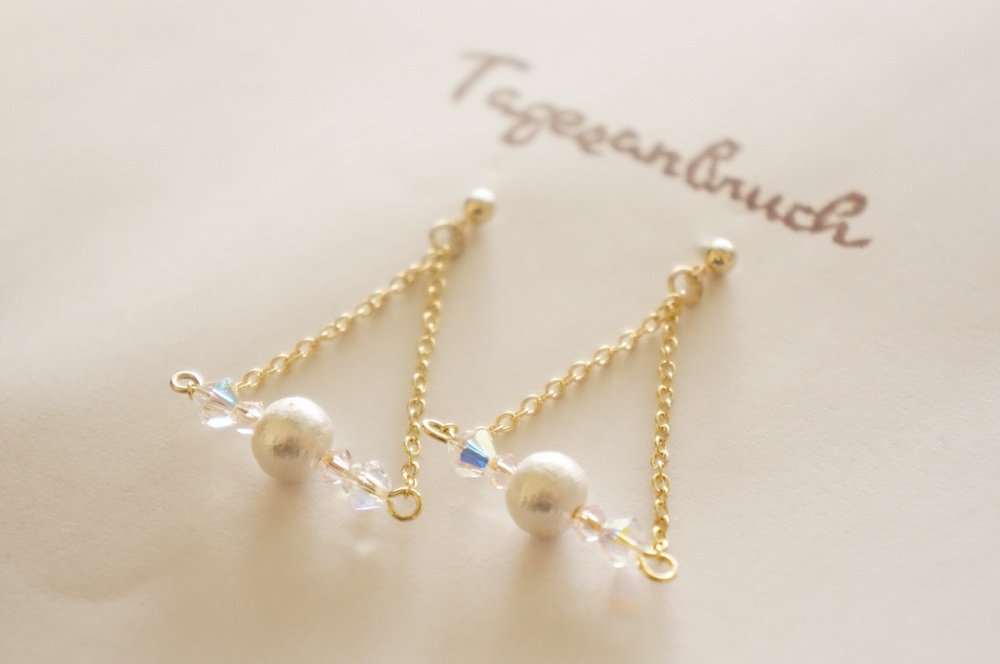 コットンパールとスワロフスキーのトライアングルピアス