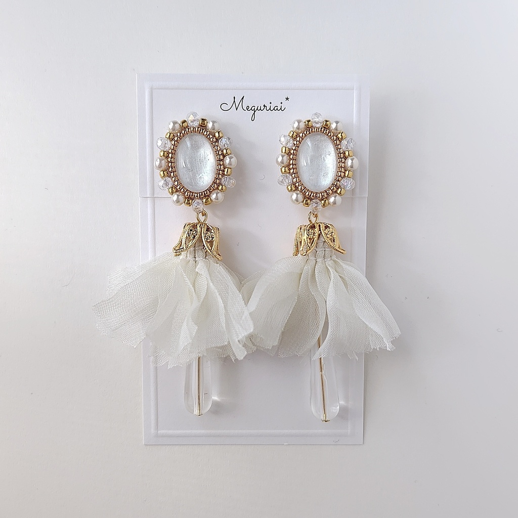 2way ふんわりチャーム付き白カボションピアス/イヤリング