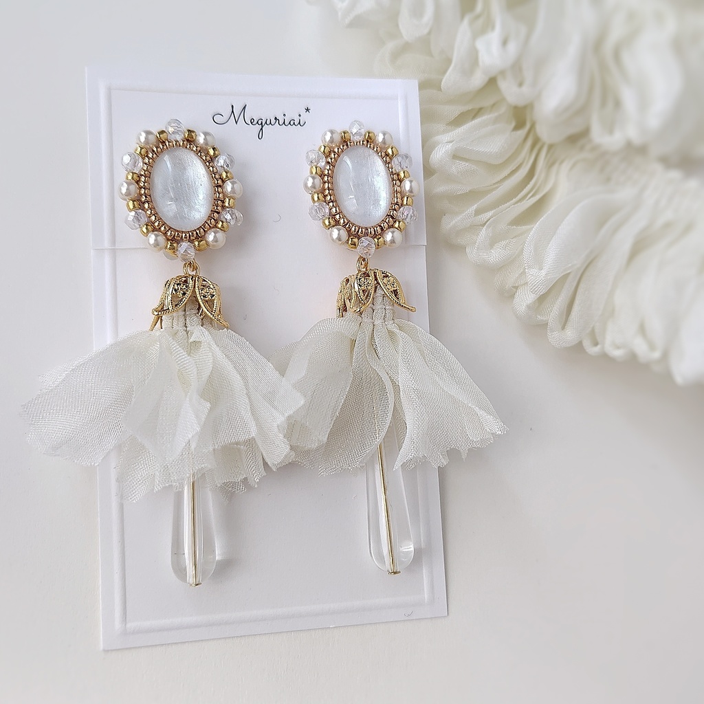 2way ふんわりチャーム付き白カボションピアス/イヤリング