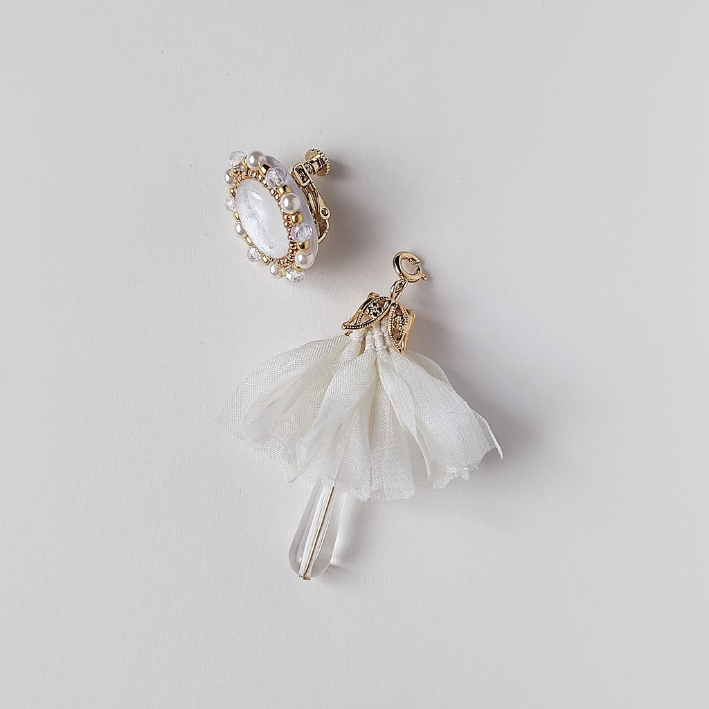 2way ふんわりチャーム付き白カボションピアス/イヤリング