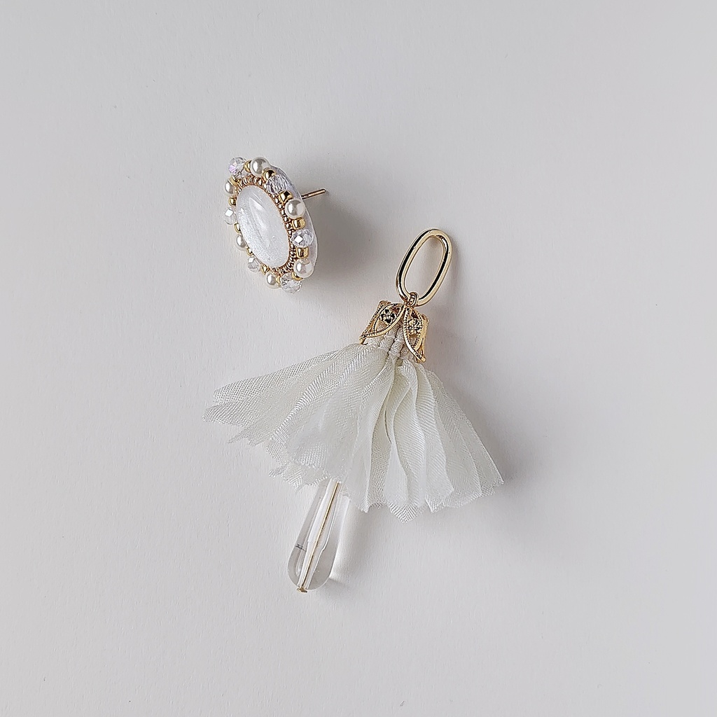 2way ふんわりチャーム付き白カボションピアス/イヤリング