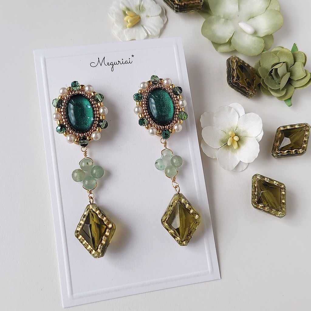 2way クラシックダイヤチャーム付き緑カボションピアス/イヤリング