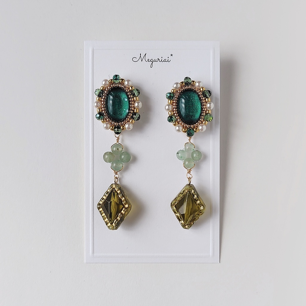2way クラシックダイヤチャーム付き緑カボションピアス/イヤリング