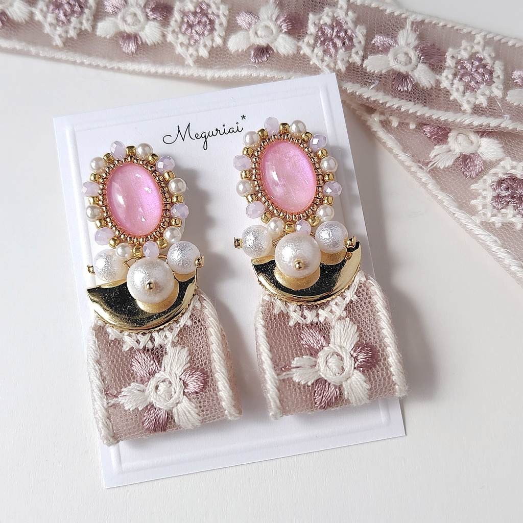 2way 刺繍リボンチャーム付きピンクカボションピアス/イヤリング