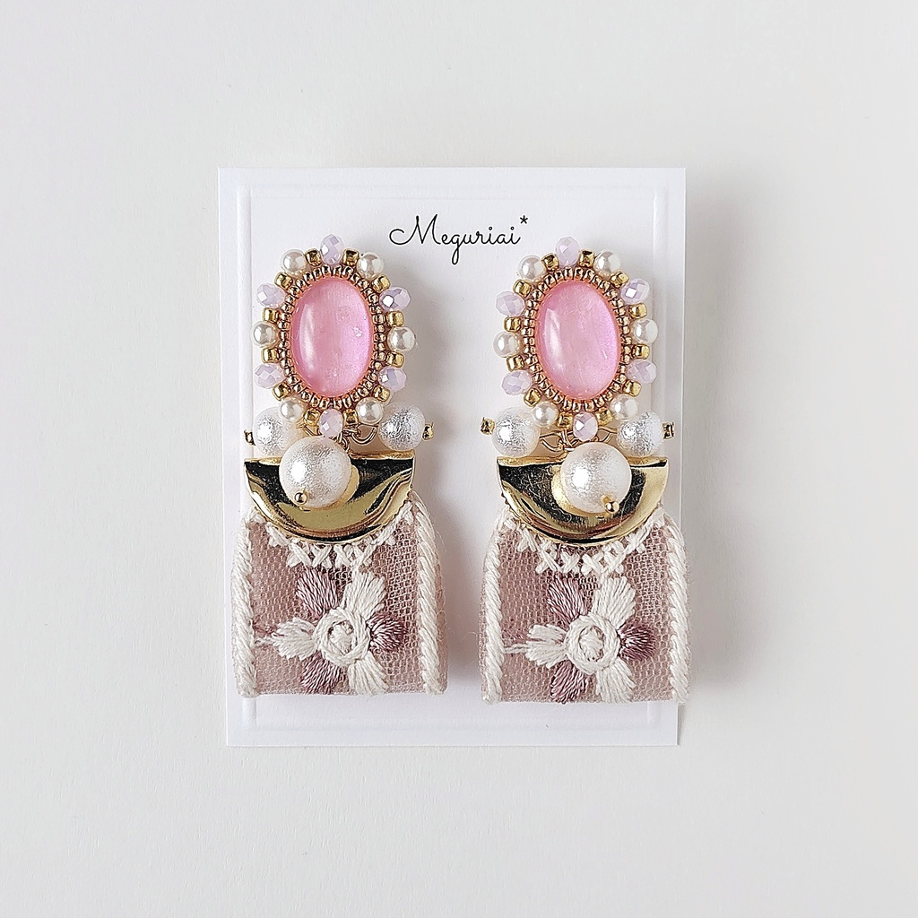 2way 刺繍リボンチャーム付きピンクカボションピアス/イヤリング