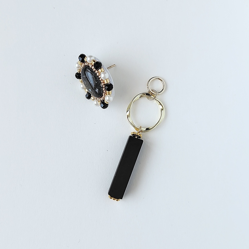 2way クールなマットブラックチャーム付き 黒カボションピアス/イヤリング