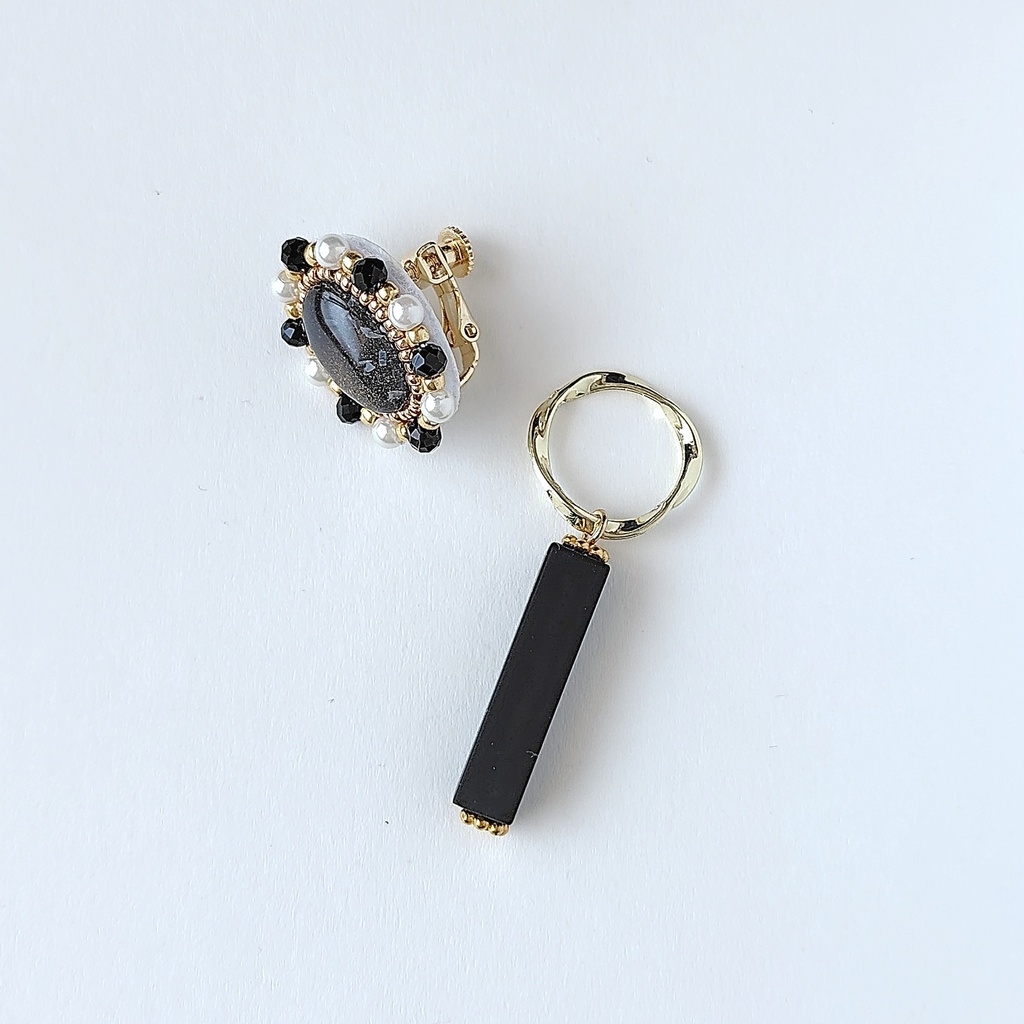 2way クールなマットブラックチャーム付き 黒カボションピアス/イヤリング
