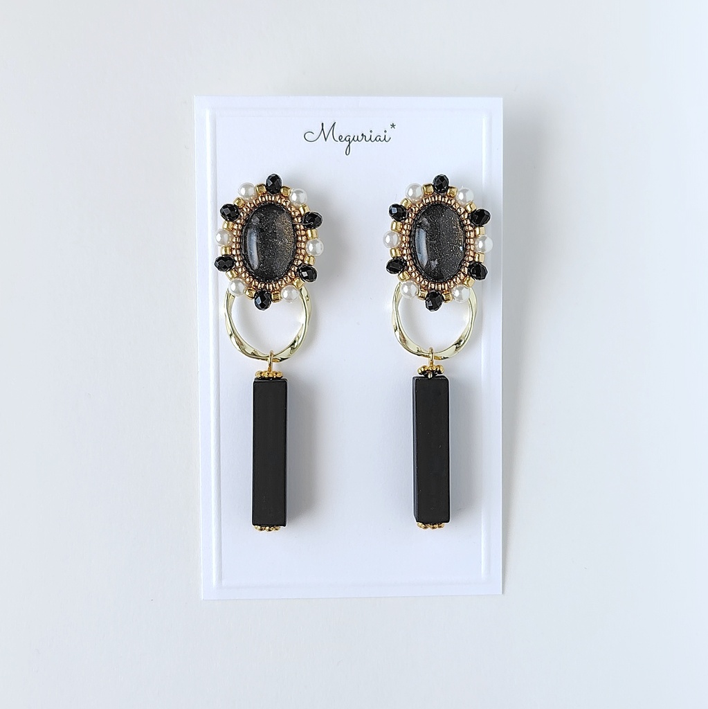 2way クールなマットブラックチャーム付き 黒カボションピアス/イヤリング