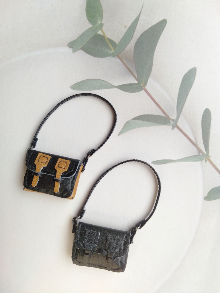 フェイクレザーの小型カバン