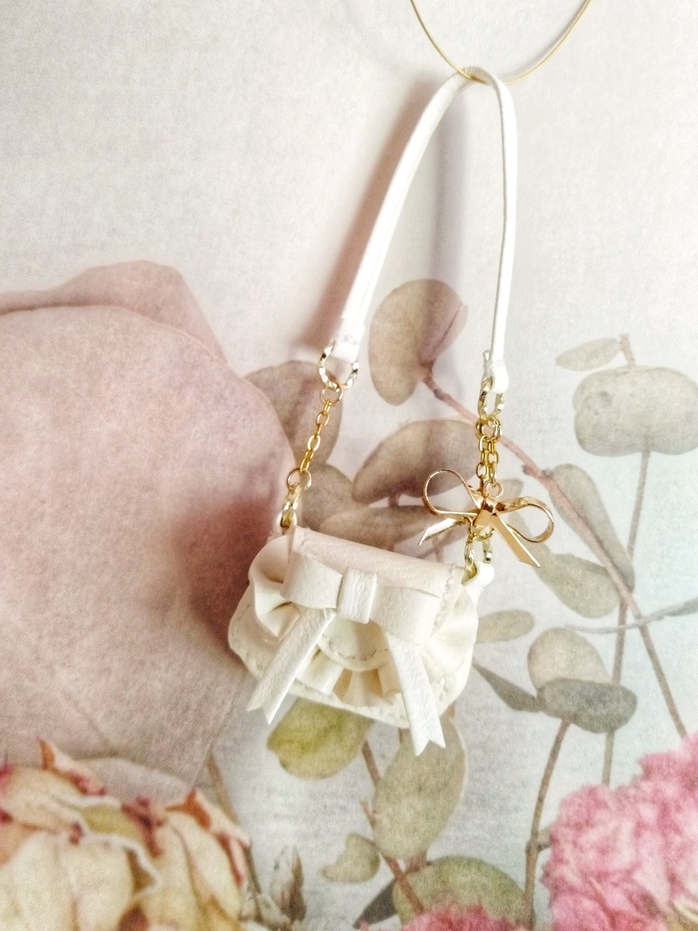 フェイクレザーのリボンショルダー