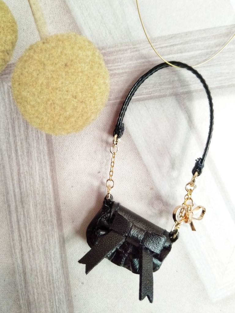 フェイクレザーのリボンショルダー